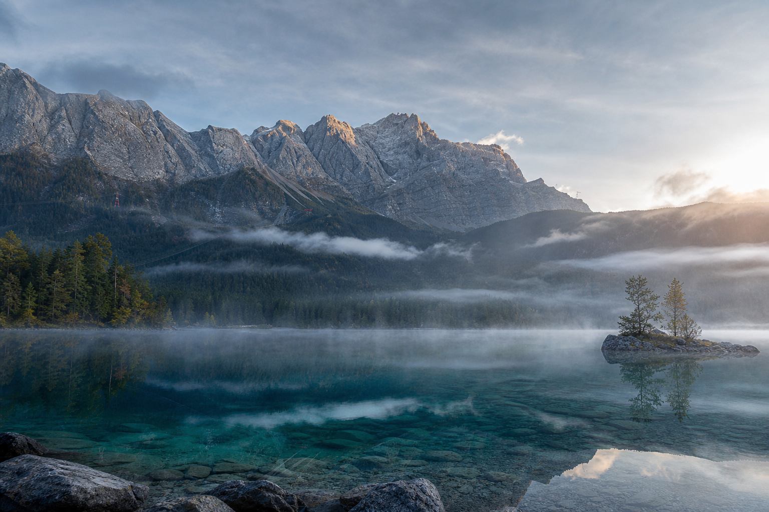 Eibsee mit Zugspitze — kristallklarer Bergsee in den Bayerischen Alpen