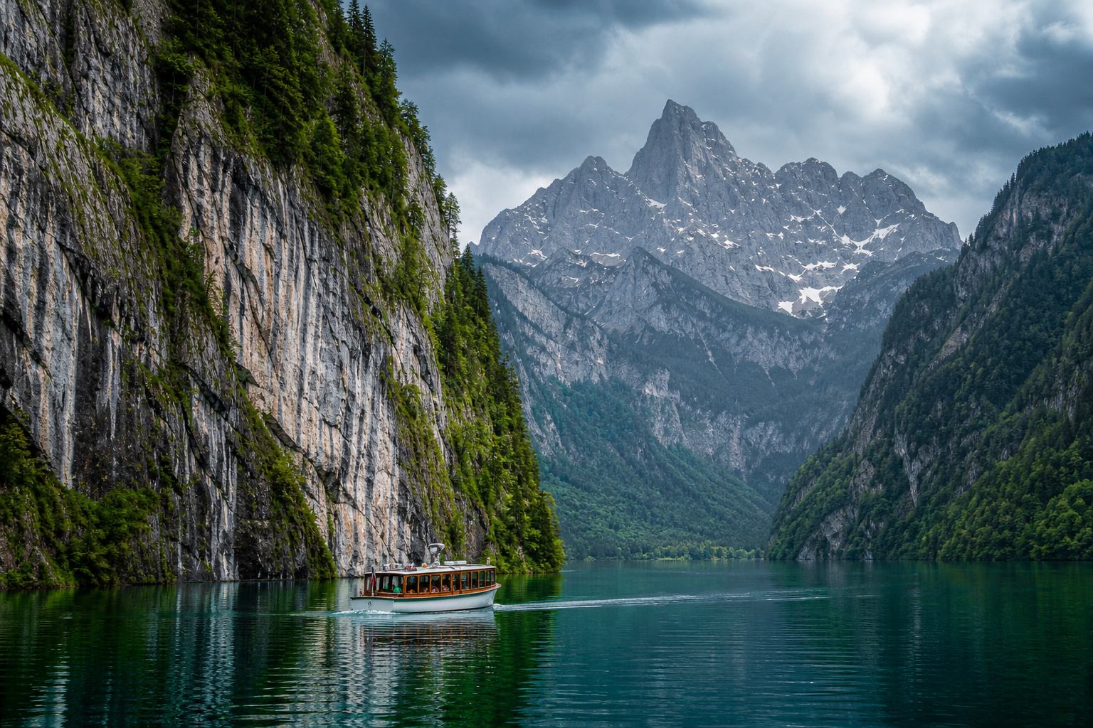 Königssee bei Berchtesgaden mit türkisblauem Wasser und Granitwänden